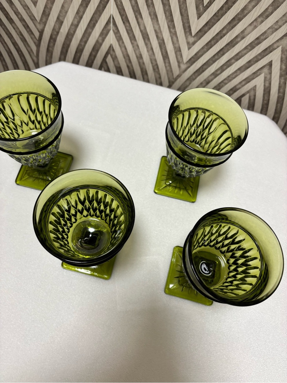Four vintage olive green glass goblets square base - Picture 6 of 12